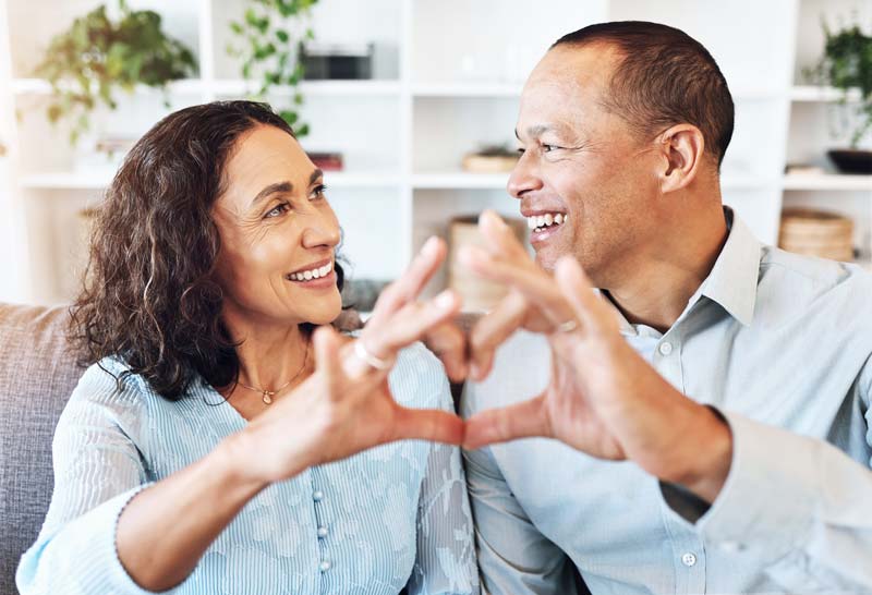 Familia beneficiada por los efectos emocionales del masaje terapéutico